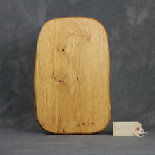 Lade das Bild in den Galerie-Viewer, Brotzeitbrett, Servierbrett, Schneidebrett, Cuttingboard, Charcuterie Board. No. 54 - ca. 40 cm. Aus einem Stück Eiche - handgefertigt.
