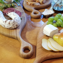Lade das Bild in den Galerie-Viewer, Brotzeitbrett, Servierbrett, Schneidebrett, Cuttingboard, Charcuterie Board. No. 54 - ca. 40 cm. Aus einem Stück Eiche - handgefertigt.

