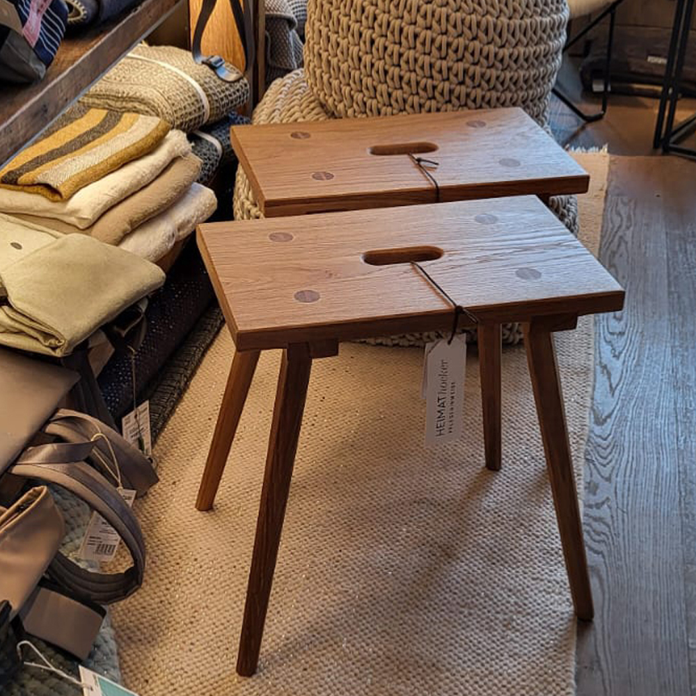 Zwei Heimat Hocker im Kontorhaus Keitum auf Sylt.