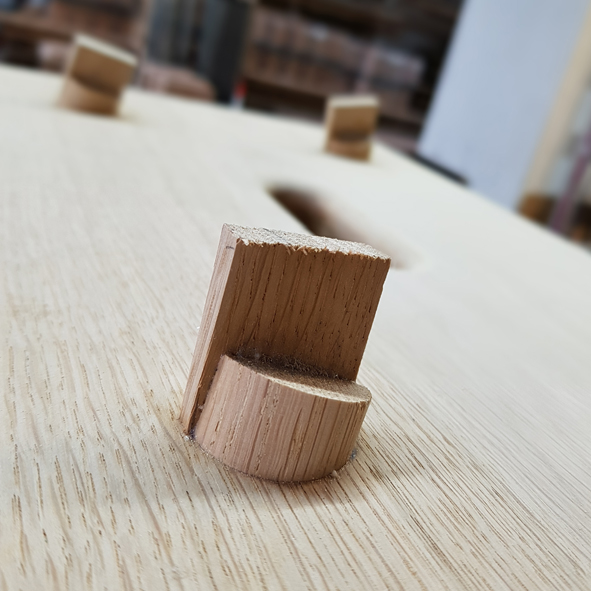 Holzkeil auf der Sitzflaeche waehrend der Fertigung