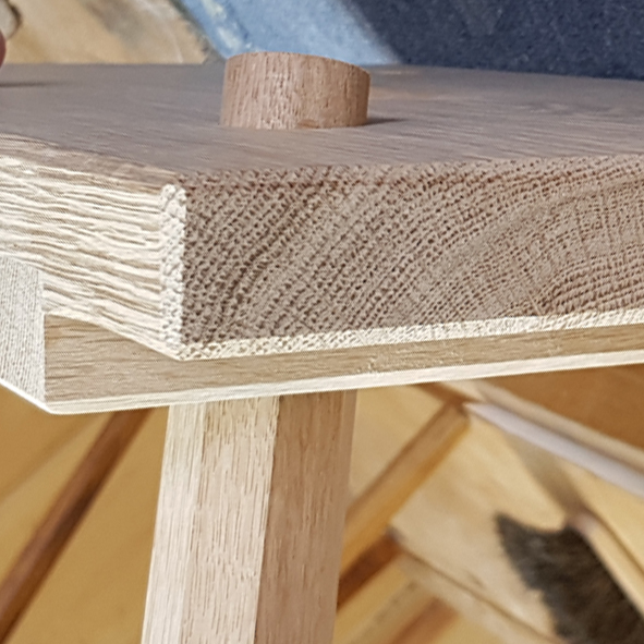 Rohes Detail von Sitzflaeche und Holzzapfen waehrend der Fertigung.