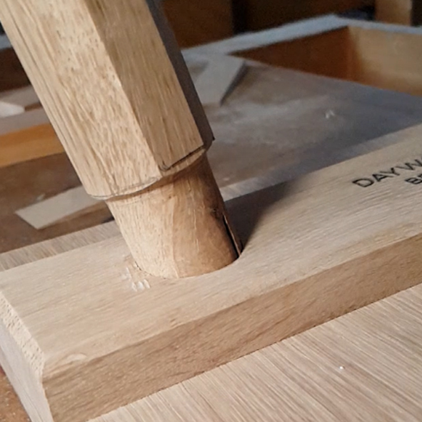 Rohes Detail einer Beinverbindung an der Unterseite